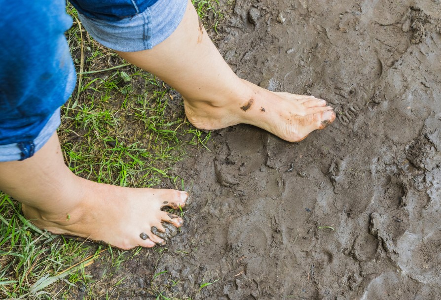 barefoot in mud for healing properties of the earth