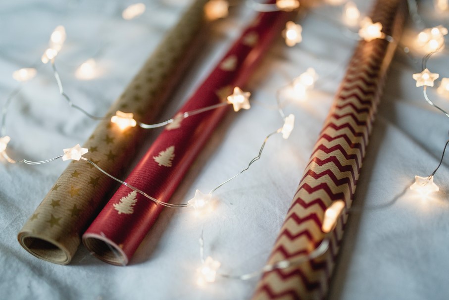 wrapping paper and fairy lights contribute to plastic waste in winter